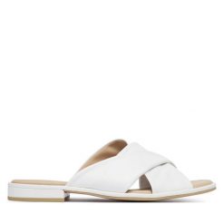 Klapki Caprice. Białe klapki Caprice, bez wzorów, bez obcasa, bez zapięcia. Za 299.99 zł.