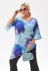 Elegancka tunika Liliana z asymetrycznym krojem w niebiesko-fioletowe kwiaty PLUS SIZE XXL. Fioletowe tuniki Moda Size Plus Iwanek, plus size, bez wzorów, z elastanu, eleganckie, z asymetrycznym kołnierzem, bez ramiączek. Za 239.90 zł.