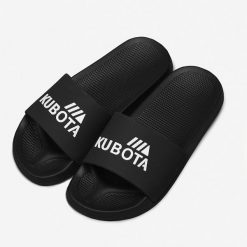 Klapki Kubota Basenowe Basic Czarne. Czarne klapki Kubota, bez wzorów, z materiału, sportowe, bez obcasa, bez zapięcia. W wyprzedaży za 49.99 zł.
