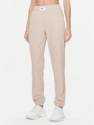 Guess Spodnie dresowe Aislin V4RB01 KC2T0 Beżowy Regular Fit. Brązowe spodnie dresowe Guess, z aplikacjami, z dresówki. Za 189.99 zł.