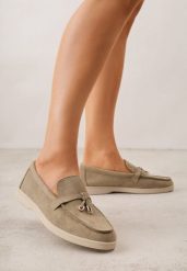 Jasnozielone Mokasyny z Imitacji Zamszu z Ozdobnym Przeszyciem i Zawieszką Veleyra. Zielone mokasyny Born2be, bez wzorów, z jeansu. Za 99.99 zł.