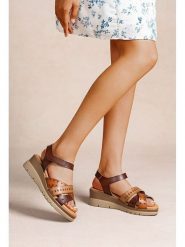 Foreverfolie Sandały w kolorze brązowym na koturnie rozmiar: 37. Brązowe sandały Foreverfolie, bez wzorów, z otwartym noskiem, bez obcasa, na koturnie, bez zapięcia. Za 117.99 zł.