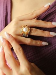 Pierres de Jade Pozłacany pierścionek z perłą i cyrkoniami rozmiar: onesize. Czerwone pierścionki Pierres de Jade, z cyrkonią, pozłacane. Za 39.99 zł.