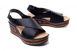 RIEKER 68189-00 black, sandały damskie. Czarne sandały Rieker, bez wzorów, z gumy, bez obcasa, na koturnie, bez zapięcia. Za 289.90 zł.
