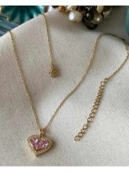 Luseera Pozłacany naszyjnik z zawieszką - dł. 45 cm rozmiar: onesize. Czerwone naszyjniki Luseera, z materiału, z cyrkonią, pozłacane. Za 34.99 zł.