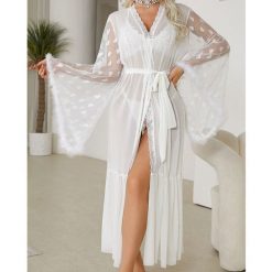 Szlafrok maxi z lekkiego materiału z długimi rękawami Oketa. Czerwone szlafroki damskie Intica, s, z aplikacjami, z materiału, bez ramiączek, długie. Za 139.00 zł.