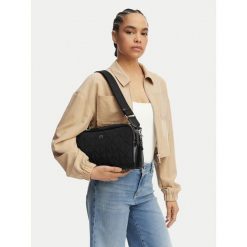 Torebka Calvin Klein. Czarne torebki klasyczne Calvin Klein, bez wzorów, klasyczne, bez dodatków. Za 489.99 zł.