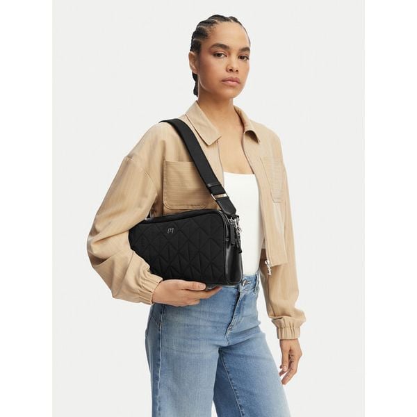 Torebka Calvin Klein. Czarne torebki klasyczne Calvin Klein, bez wzorów, klasyczne, bez dodatków. Za 489.99 zł.