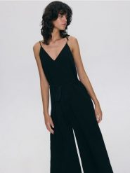 Kombinezon z lyocellem - czarny. Czarne kombinezony Reserved, l, bez wzorów, z lyocellu, bez kołnierzyka, bez ramiączek. W wyprzedaży za 99.99 zł.