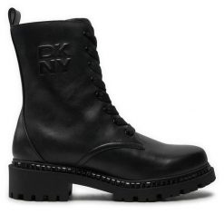 Botki DKNY. Czarne botki DKNY, bez wzorów, bez obcasa, na płaskiej podeszwie, bez zapięcia. Za 539.99 zł.