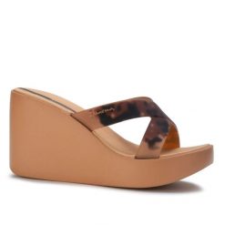 Klapki damskie na platformie Ipanema 83520 HIGH FASHION SLIDE FEM. Brązowe klapki Ipanema, bez wzorów, z materiału, eleganckie, bez obcasa, na platformie, bez zapięcia. Za 109.00 zł.