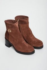 Botki damski zamszowe BALDININI. Botki Baldinini, bez wzorów, z zamszu, bez obcasa, bez zapięcia. W wyprzedaży za 1,643.85 zł.