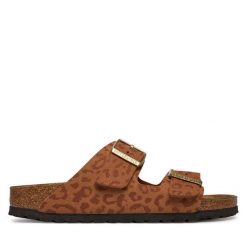 Klapki Birkenstock. Brązowe klapki Birkenstock, bez wzorów, bez obcasa, bez zapięcia. Za 429.99 zł.