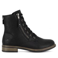 Botki Rieker. Czarne botki Rieker, bez wzorów, bez obcasa, na płaskiej podeszwie, bez zapięcia. Za 299.99 zł.