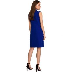Elegancka sukienka żakietowa na lato bez rękawów ze stójką chabrowa. Niebieskie sukienki Sukienki.shop, do pracy, l, bez wzorów, biznesowe, bez kołnierzyka, bez ramiączek. Za 309.00 zł.