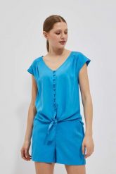 Koszulowa bluzka z wiązaniem lazurowa. Niebieskie bluzki MOODO, l, bez wzorów, z wiskozy, bez kołnierzyka, bez ramiączek. W wyprzedaży za 44.99 zł.