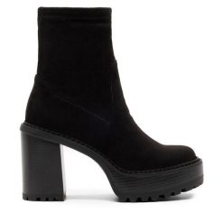 Botki Nine West. Czarne botki Nine West, bez wzorów, bez obcasa, na słupku, bez zapięcia. Za 299.99 zł.