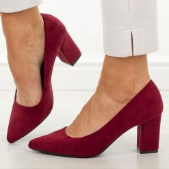 Bordowe czółenka damskie na słupku Sergio Leone Pb414. Czerwone czółenka Sergio Leone, na jesień, bez wzorów, z jeansu, biznesowe, bez obcasa, na obcasie, bez zapięcia. W wyprzedaży za 152.10 zł.