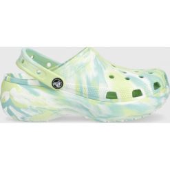 Crocs klapki Crocs Platform Marbled Clog damskie kolor zielony na platformie 207176. Zielone klapki Crocs, bez wzorów, z materiału, bez obcasa, na platformie, bez zapięcia. W wyprzedaży za 179.99 zł.