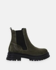 ZAMSZOWE SZTYBLETY W KOLORZE ZIELONYM 23616-113 SU KHA. Zielone botki Venezia, bez wzorów, ze skóry, bez obcasa, bez zapięcia. Za 289.00 zł.