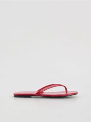 Klapki z owczej skóry - czerwony. Czerwone klapki Reserved, bez wzorów, ze skóry, bez obcasa, bez zapięcia. Za 99.99 zł.