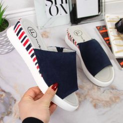 Klapki skórzane damskie na koturnie granatowe Filippo. Klapki Filippo, bez wzorów, ze skóry, bez obcasa, na koturnie, bez zapięcia. Za 132.99 zł.