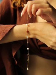 Pierres delicates Pozłacana bransoletka z cyrkoniami i perłami rozmiar: onesize. Białe bransoletki Pierres delicates, z cyrkonią, pozłacane. Za 52.99 zł.