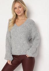 Jasnoszary Sweter z Wełną i Rozszerzanymi Rękawami Sinara. Szare swetry Born2be, bez wzorów, z wełny, biznesowe, bez ramiączek. W wyprzedaży za 135.99 zł.