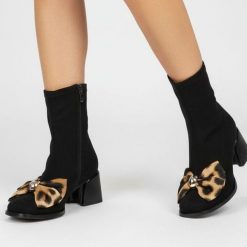 Botki damskie S. Barski, na klocku z materiałową cholewką za kostkę z kokardą w panterkę, czarne, JC52-827. Czarne botki S.BARSKI, z aplikacjami, z materiału, eleganckie, za kostkę, bez obcasa, na obcasie, bez zapięcia. Za 209.00 zł.