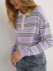 Sweter polo w paski - lawendowy. Fioletowe swetry Reserved, l, bez wzorów, z dzianiny, bez ramiączek. W wyprzedaży za 79.99 zł.