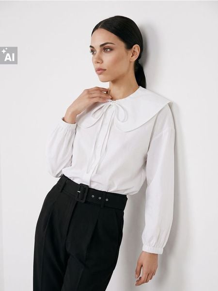Bawełniana koszula z szerokim kołnierzem - biały. Białe koszule Sinsay, l, bez wzorów, z bawełny, bez kołnierzyka, bez ramiączek. Za 59.99 zł.