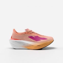 Buty do biegania damskie Kiprun Kipstorm Tempo. Białe buty do biegania KIPRUN, bez wzorów, z dzianiny, bez zapięcia, do biegania. Za 549.99 zł.