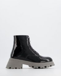 LAKIEROWANE BOTKI 0183300SA BLACK. Czarne botki Venezia, bez wzorów, z lakierowanej skóry, bez obcasa, bez zapięcia. Za 279.00 zł.