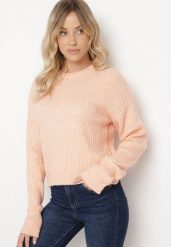 Jasnoróżowy Sweter o Pudełkowym Kroju z Prążkowanym Tłoczeniem Omelis. Czerwone swetry Born2be, m, bez wzorów, z jeansu, eleganckie, bez ramiączek. W wyprzedaży za 93.49 zł.