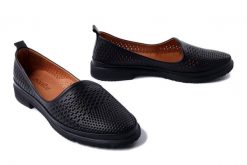 MANITU 840138-01 schwarz, półbuty damskie. Czarne półbuty wsuwane Manitu, na lato, w ażurowe wzory, ze skóry, bez obcasa, na obcasie. Za 284.90 zł.