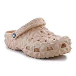 Klapki Crocs Classic Geometric Clog 209563-2DS beżowy. Brązowe klapki bez wzorów, z materiału, eleganckie, bez obcasa, bez zapięcia. Za 374.47 zł.