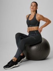 4F Legginsy treningowe bezszwowe damskie - czarne M/L. Czarne legginsy 4f, bez wzorów, z materiału, sportowe. Za 149.99 zł.