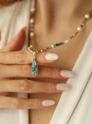 Pierres delicates Pozłacany naszyjnik z elementami ozdobnymi rozmiar: onesize. Białe naszyjniki Pierres delicates, z materiału, z kryształem, pozłacane. Za 52.99 zł.