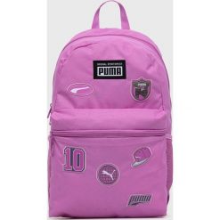 Puma plecak kolor różowy duży wzorzysty. Czerwone plecaki Puma, bez wzorów, do ręki, bez dodatków. W wyprzedaży za 119.99 zł.