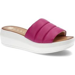 Różowe Klapki Nessi Wygodne Skórzane Buty. Czerwone klapki Nessi, bez wzorów, bez obcasa, na platformie, bez zapięcia. Za 289.00 zł.