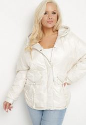 Biała Kurtka Pikowana z Kapturem i Kieszeniami o Pudełkowym Kroju Eravinna. Białe kurtki Born2be, plus size, bez wzorów, z kapturem. Za 229.99 zł.