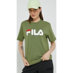 Fila t-shirt bawełniany kolor zielony z nadrukiem. Zielone t-shirty Fila, l, bez wzorów, z bawełny, bez kołnierzyka, bez ramiączek. W wyprzedaży za 85.99 zł.