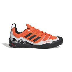 Buty trekkingowe adidas Terrex Swift Solo 2.0. Brązowe buty trekkingowe adidas, z materiału, bez zapięcia. Za 510.65 zł.