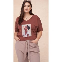 T-Shirt Damski Latrre Plus Size Cynamon. Brązowe t-shirty blue shadow, m, z aplikacjami, z bawełny, bez kołnierzyka, bez ramiączek. Za 169.90 zł.