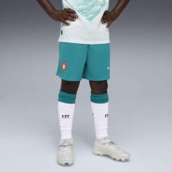 Młodzieżowe szorty reprezentacji Portugalii 2026 PUMA. Biała szorty sportowe Puma, bez wzorów, z materiału, z standardowym stanem, do piłki nożnej. Za 169.00 zł.