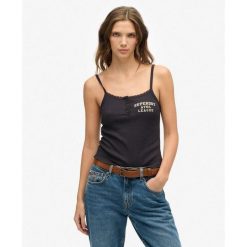 Kobieta z wzorem koszulka bez rękawów z guzikami Superdry Athletic Essentials. Brązowe bielizna termoaktywna damska Superdry, bez wzorów, z koronki, bez ramiączek. Za 177.00 zł.