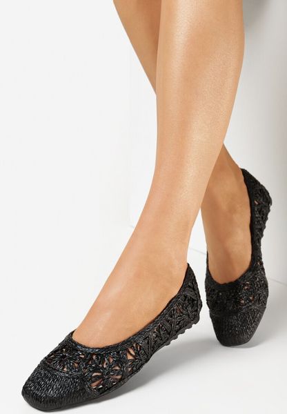 Czarne Ażurowe Balerinki na Płaskim Obcasie Hailee. Czarne baleriny Born2be, w ażurowe wzory, ze skóry ekologicznej, bez obcasa, na płaskiej podeszwie, bez zapięcia. W wyprzedaży za 22.49 zł.