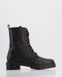 CZARNE SZNUROWANE BOTKI 1024-162 BLACK. Czarne botki Venezia, bez wzorów, ze skóry, bez obcasa, bez zapięcia. Za 349.00 zł.