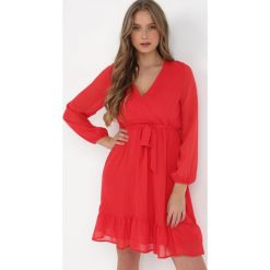 Czerwona Sukienka Pronestra. Czerwone sukienki Born2be, l, bez wzorów, z materiału, eleganckie, bez kołnierzyka, bez ramiączek, mini, kopertowe. W wyprzedaży za 101.99 zł.