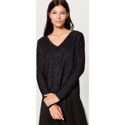 Sweter z błyszczącej dzianiny - Czarny. Czarne swetry Mohito, z dzianiny. Za 99.99 zł.